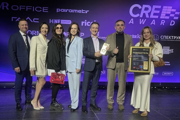 Команда ГК Ориентир на CRE Awards после сделки по высотному складу для Х5 с AS/RS