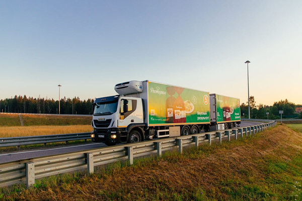рефрижераторный грузовик X5 на трассе, контейнерные перевозки и логистика ритейла в России