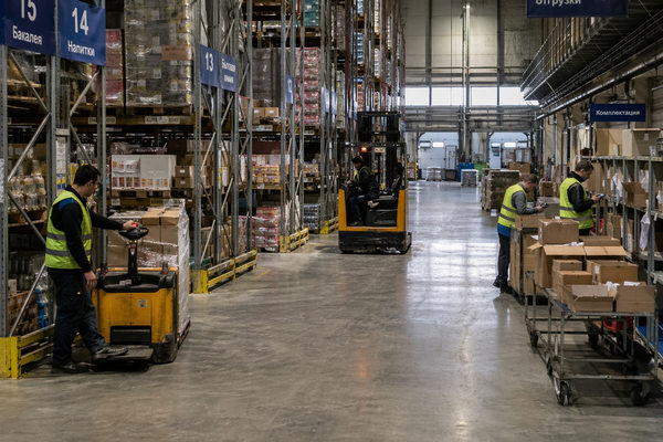 Распределительный центр X5: складская логистика FMCG-ритейла, сотрудники и погрузчики в зоне комплектации и отгрузки товаров