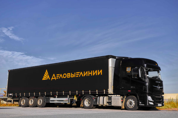 грузовик Деловые Линии на трассе, рост зарплат водителей в автоперевозках