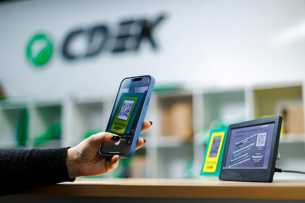 Сканирование QR-кода в пункте СДЭК как символ PUDO-логистики и отправки грузов в аэропорту