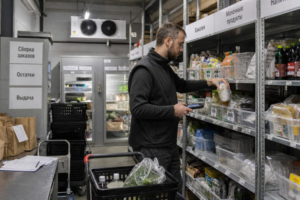 Сборка продуктового заказа на мини-складе e-grocery для быстрой доставки Ozon fresh