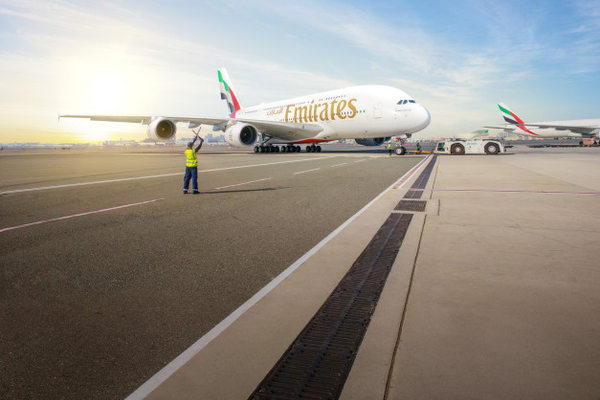 Самолет Emirates на перроне аэропорта как символ авиагрузоперевозок и международной грузовой логистики