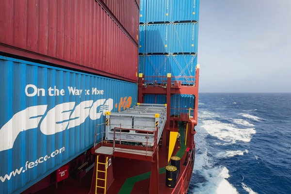 Контейнеры FESCO на борту судна в морском рейсе по маршруту внешнеторговой логистики