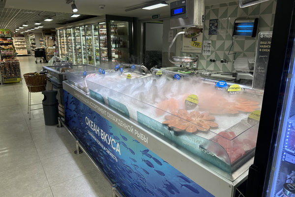 Витрина с охлаждённой рыбой в супермаркете, fresh-логистика и локальные поставки ритейла