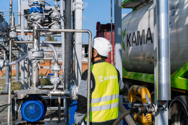 Сотрудник КБК «КАМА» у танк-контейнера с каустической содой для страхового запаса сырья
