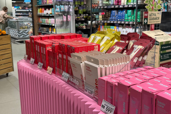 Полка с косметикой в супермаркете: non-food ассортимент, SKU и управление запасами в ритейле