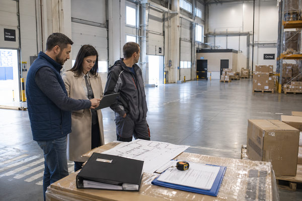 Осмотр склада light industrial в Москве перед арендой: представители арендатора и объекта оценивают помещение, план и складскую инфраструктуру