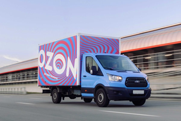 Грузовой автомобиль Ozon на дороге как символ e-commerce-логистики, ПВЗ и фулфилмента в Приморье