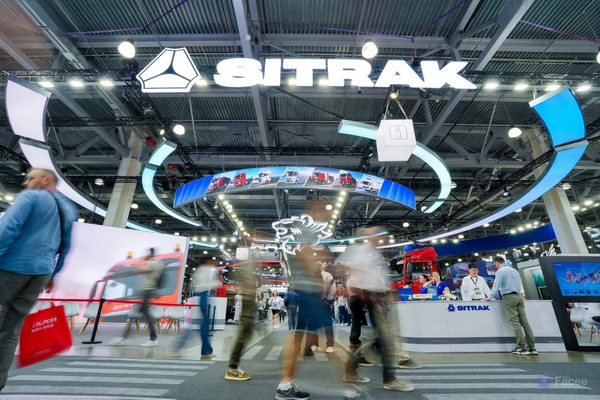 Стенд SITRAK на выставке коммерческого транспорта с техникой для транспортной логистики и автопарков