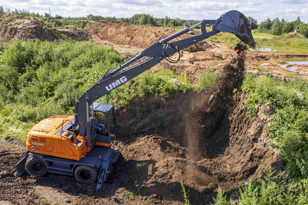 Колесный экскаватор UMG E200W на строительной площадке для городских работ и планирования парка спецтехники
