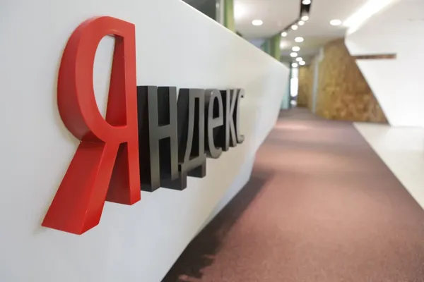 Логотип «Яндекс» в офисе компании, статья о собственных продажах «Яндекс Маркета» и модели 1P