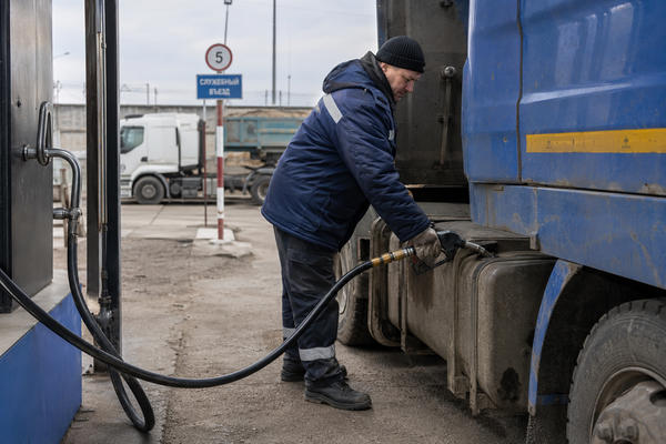 Водитель заправляет грузовик на АЗС у логистической базы в условиях дефицита топлива и риска возврата «Евро-2»