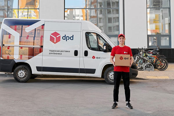 Курьер DPD у фургона доставки для DBS-заказов Wildberries и e-commerce-логистики