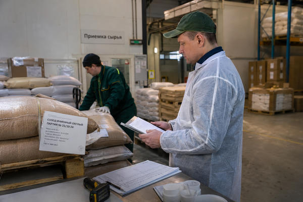 Проверка партии солода и документов в зоне приемки сырья на пивоваренном предприятии