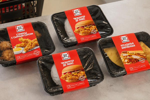 Упаковки готовой еды Rostic’s на столе как пример выхода фастфуда в продуктовый ритейл