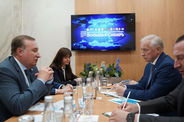 Переговоры о льготном лизинге спецтехники для Томской области и обновлении региональной инфраструктуры