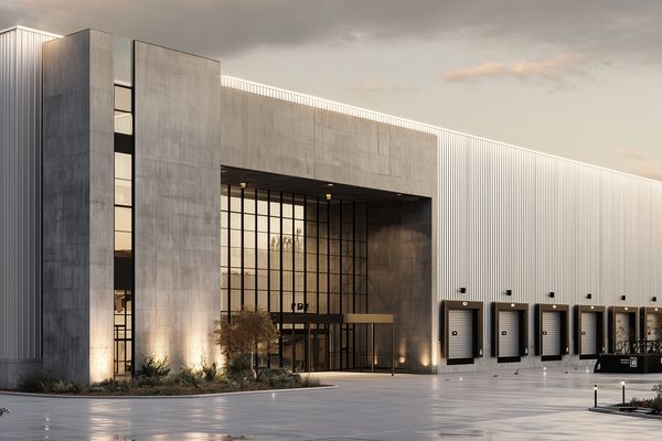 Фасад индустриального парка light industrial в Подмосковье со складскими воротами и современной инфраструктурой