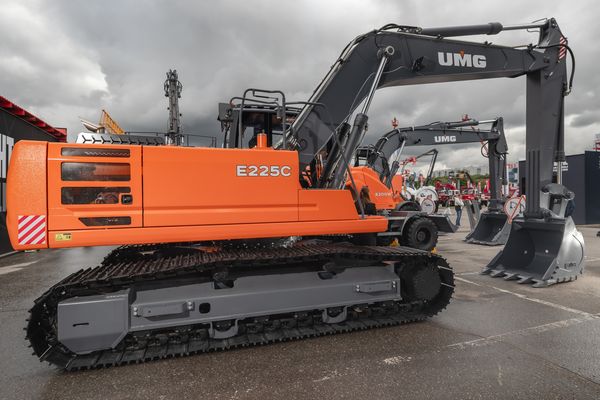 Гусеничный экскаватор UMG E225C на выставке CTT как пример локализованной спецтехники для инфраструктурных проектов