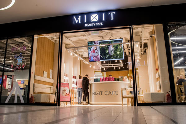 Фасад Mixit Beauty Cafe в торговом центре для статьи о запуске одежды Mixit Wear онлайн
