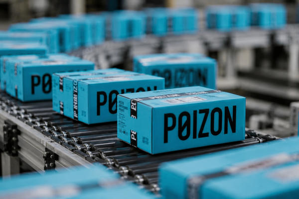 Бирюзовые коробки Poizon на складском конвейере маркетплейса для российских селлеров