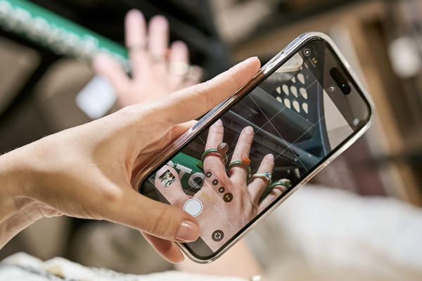 Покупатель фотографирует примерочные кольца в супермаркете, ритейл использует торговый зал как канал retail media
