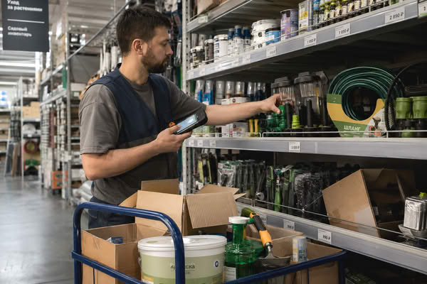 Сотрудник DIY-магазина формирует сезонный ассортимент товаров для ремонта и обустройства дачи