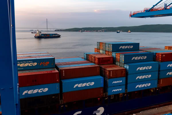 Контейнеры FESCO на судне во Владивостоке на маршруте импортных перевозок из Китая через Дальний Восток