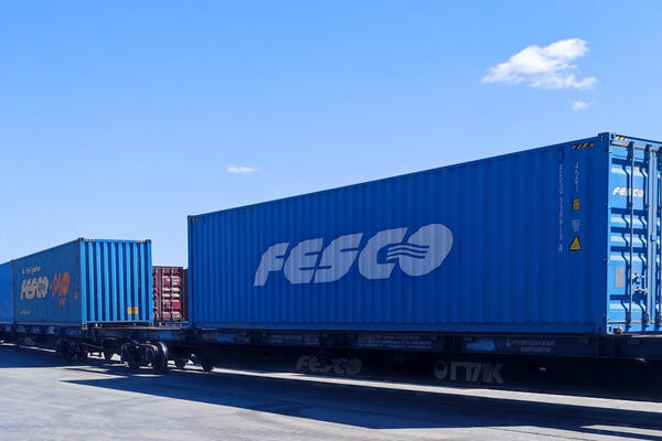 Контейнеры FESCO на железнодорожной платформе для перевозок из Китая в Центральную Азию