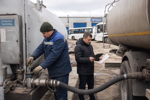Приемка топлива по госконтракту на муниципальной автобазе