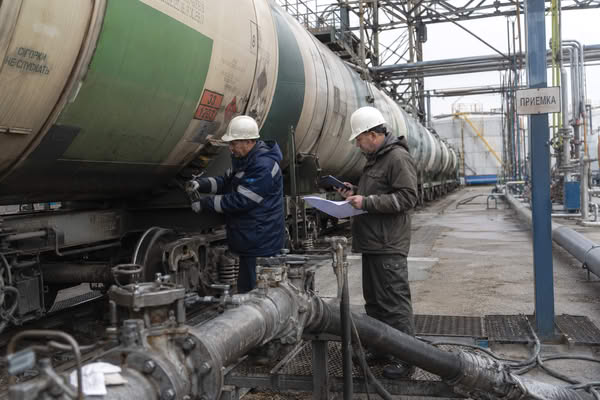 Приемка железнодорожной цистерны с бензином на российском топливном терминале