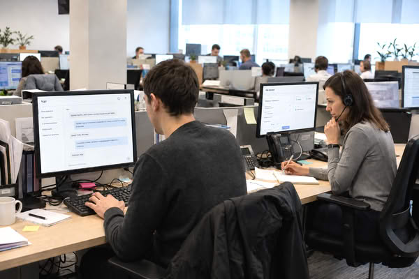 Операторы контакт-центра работают с текстовыми обращениями и голосовыми звонками