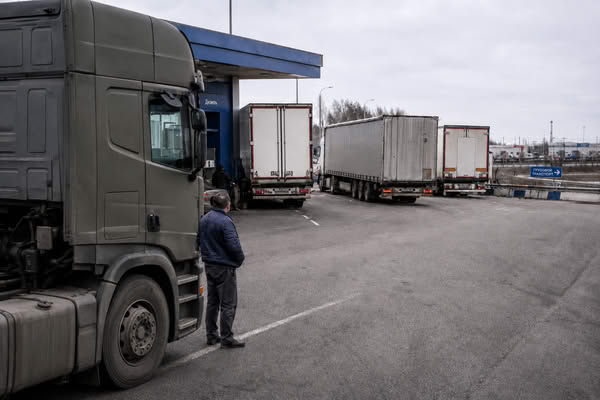 Грузовики в очереди на дизельной АЗС во время дальних автоперевозок