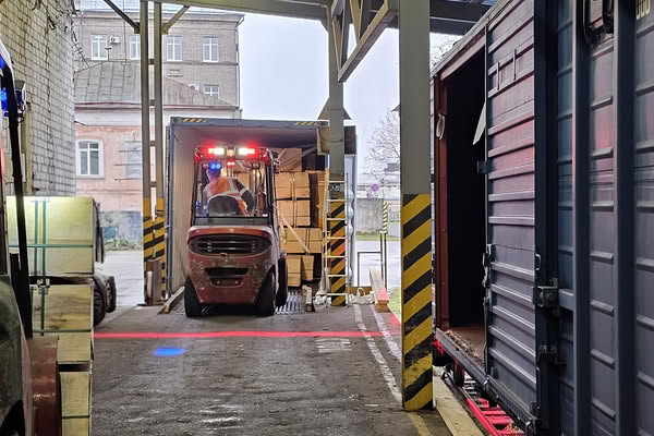 Погрузка фанеры в железнодорожный вагон на площадке «Свезы» в рамках экспортной логистики через хаб в Костроме