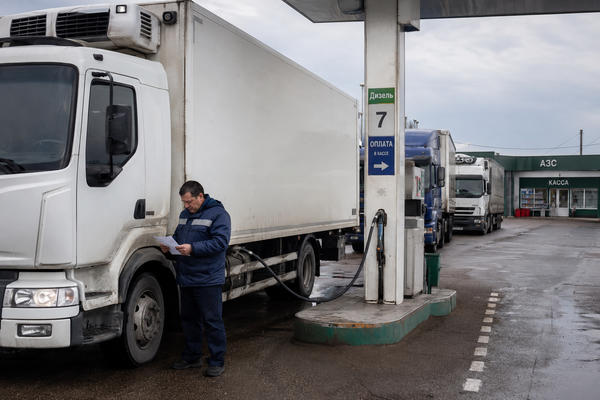 Грузовик с продуктовым грузом заправляется на АЗС на фоне топливных перебоев в логистике