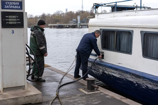 Заправка прогулочного катера на судовой заправке перед рейсом