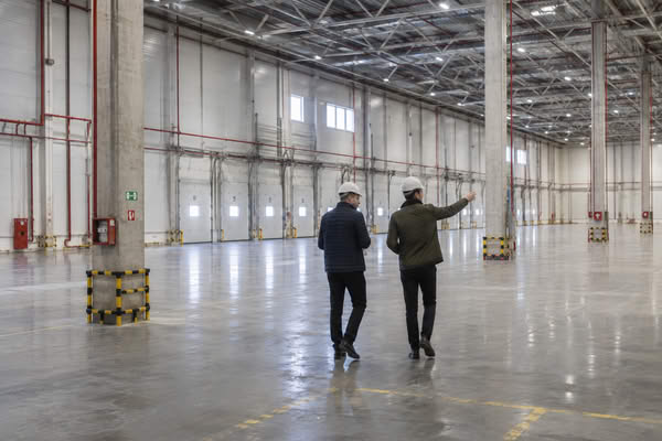 Осмотр свободного складского блока в Московском регионе потенциальным арендатором и представителем собственника