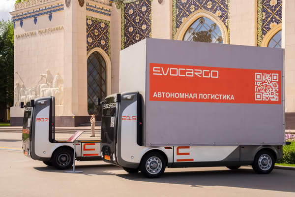 Автономные грузовики Evocargo на закрытой площадке ВДНХ для внутриплощадочной логистики