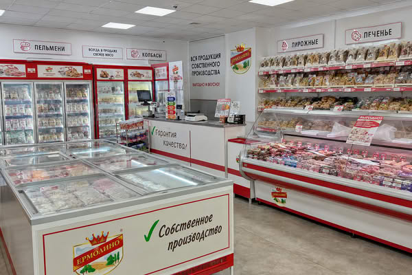 Интерьер фирменного магазина «Ермолино» с холодильными витринами и продукцией собственного производства