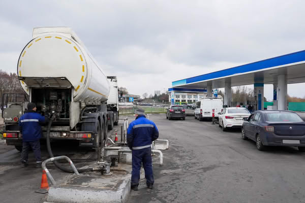 Бензовоз разгружает топливо на АЗС на фоне дефицита бензина в России