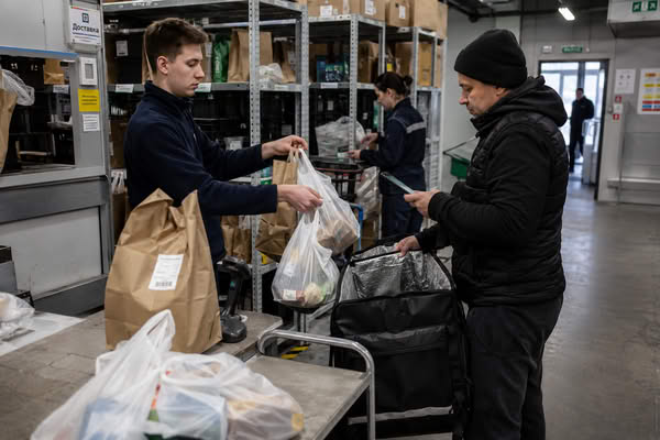 Передача продуктовых заказов курьеру в дарксторе сервиса e-grocery в России