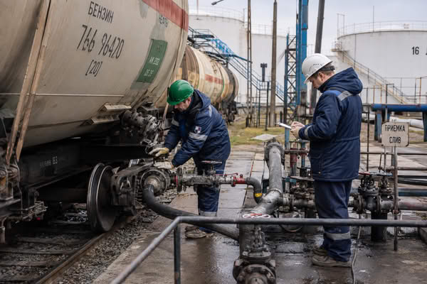 Прием импортного бензина из железнодорожной цистерны на российской нефтебазе
