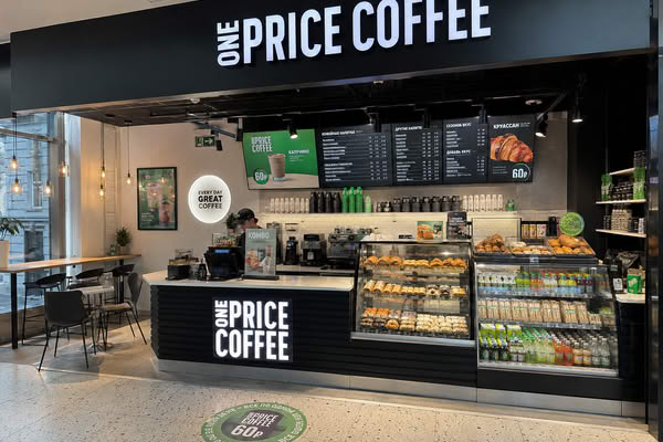 Кофейня One Price Coffee со стойкой, меню и витриной перед ребрендингом сети в One+