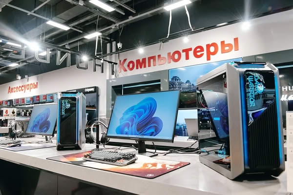 Мониторы и компьютерная техника в магазине электроники — изменение спроса влияет на ассортимент и планирование запасов ритейла