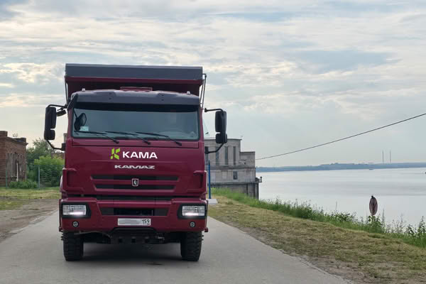 Самосвал КАМАЗ КБК «КАМА» для перевозки производственных остатков и древесного топлива в промышленной логистике