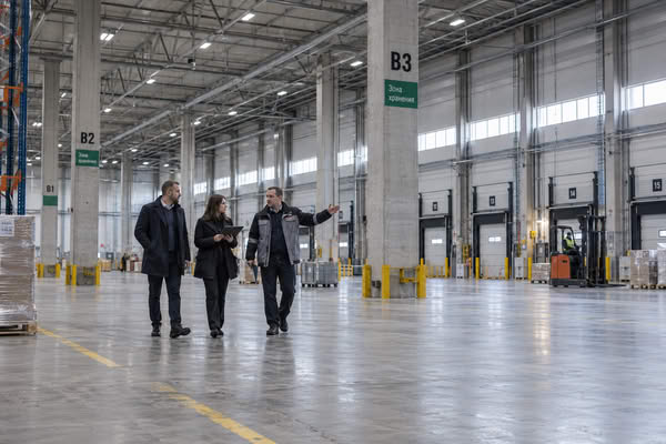 Осмотр свободного склада класса А в Москве потенциальными арендаторами