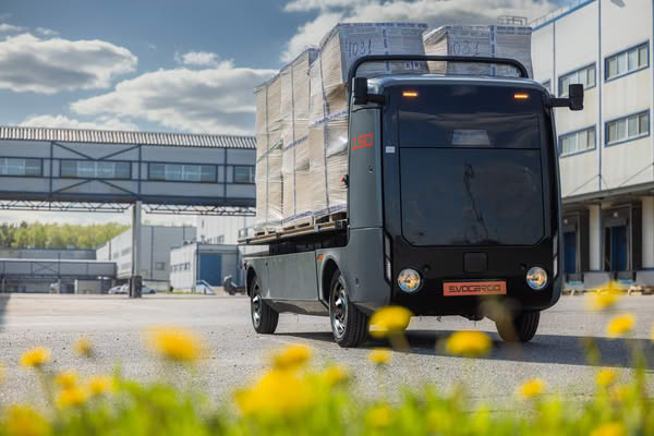 Беспилотный грузовик Evocargo N1 с грузом на территории промышленного предприятия