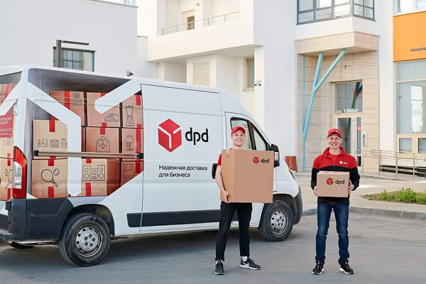 Курьеры DPD с посылками у грузового фургона на фоне роста B2B-перевозок и среднего веса отправки