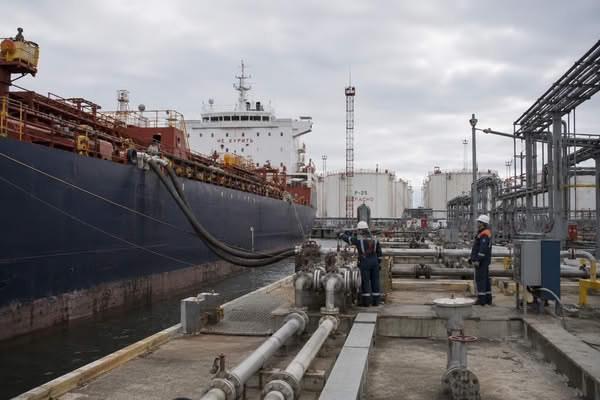 Перевалка бензина с танкера на нефтеналивном терминале в России