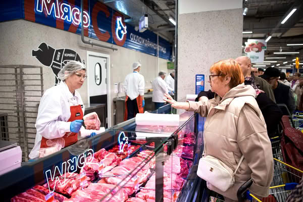 Покупатель у мясной витрины в гипермаркете «Ленты» формата XS в Москве